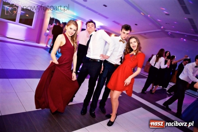 Zdjęcie w galerii na portalu naszraciborz.pl: Tak to było w Zakrzowie, czyli wspomnienie studniówki maturzystów II LO wiadomości z regionu