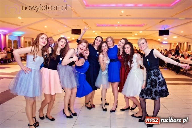 Zdjęcie w galerii na portalu naszraciborz.pl: Tak to było w Zakrzowie, czyli wspomnienie studniówki maturzystów II LO wiadomości z regionu