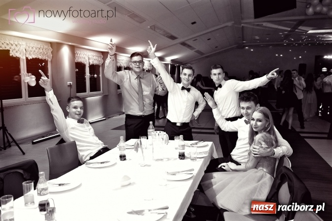 Zdjęcie w galerii na portalu naszraciborz.pl: Tak to było w Zakrzowie, czyli wspomnienie studniówki maturzystów II LO wiadomości z regionu