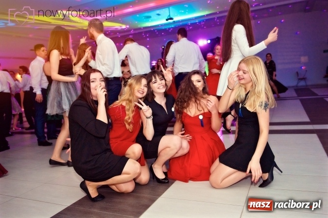 Zdjęcie w galerii na portalu naszraciborz.pl: Tak to było w Zakrzowie, czyli wspomnienie studniówki maturzystów II LO wiadomości z regionu