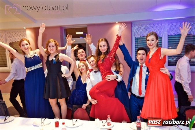 Zdjęcie w galerii na portalu naszraciborz.pl: Tak to było w Zakrzowie, czyli wspomnienie studniówki maturzystów II LO wiadomości z regionu