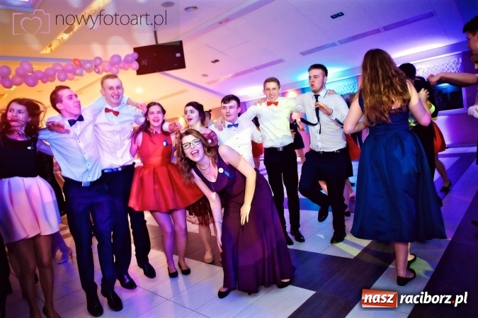 Zdjęcie w galerii na portalu naszraciborz.pl: Tak to było w Zakrzowie, czyli wspomnienie studniówki maturzystów II LO wiadomości z regionu