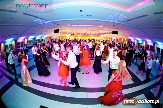 Zdjęcie w galerii na portalu naszraciborz.pl: Tak to było w Zakrzowie, czyli wspomnienie studniówki maturzystów II LO wiadomości z regionu