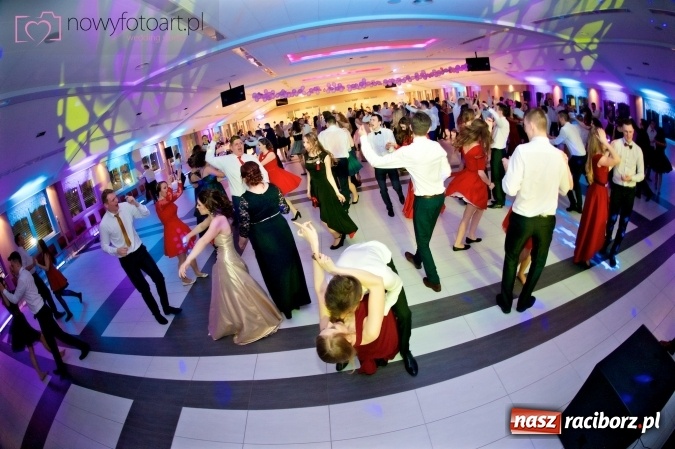 Zdjęcie w galerii na portalu naszraciborz.pl: Tak to było w Zakrzowie, czyli wspomnienie studniówki maturzystów II LO wiadomości z regionu