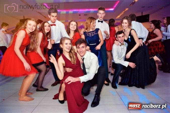 Zdjęcie w galerii na portalu naszraciborz.pl: Tak to było w Zakrzowie, czyli wspomnienie studniówki maturzystów II LO wiadomości z regionu