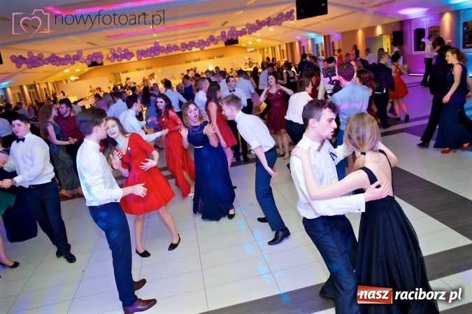 Zdjęcie w galerii na portalu naszraciborz.pl: Tak to było w Zakrzowie, czyli wspomnienie studniówki maturzystów II LO wiadomości z regionu