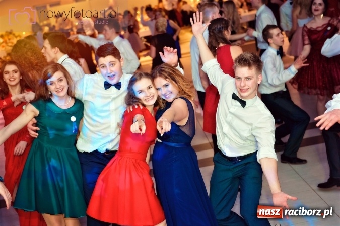 Zdjęcie w galerii na portalu naszraciborz.pl: Tak to było w Zakrzowie, czyli wspomnienie studniówki maturzystów II LO wiadomości z regionu