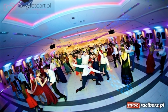 Zdjęcie w galerii na portalu naszraciborz.pl: Tak to było w Zakrzowie, czyli wspomnienie studniówki maturzystów II LO wiadomości z regionu