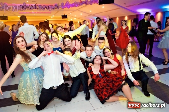 Zdjęcie w galerii na portalu naszraciborz.pl: Tak to było w Zakrzowie, czyli wspomnienie studniówki maturzystów II LO wiadomości z regionu