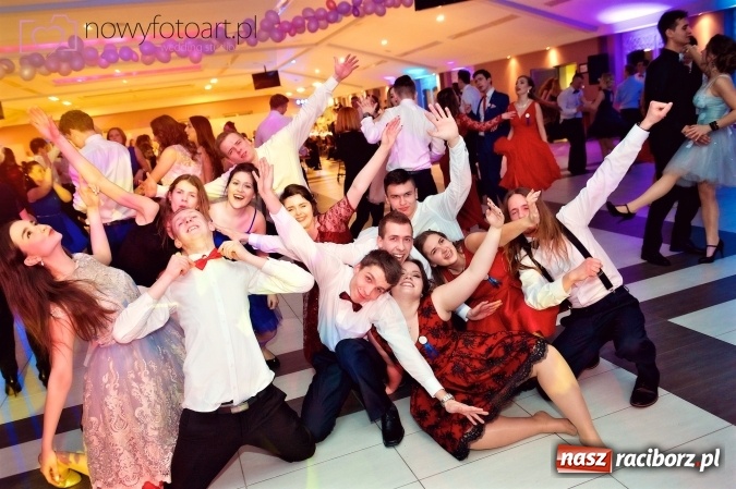 Zdjęcie w galerii na portalu naszraciborz.pl: Tak to było w Zakrzowie, czyli wspomnienie studniówki maturzystów II LO wiadomości z regionu