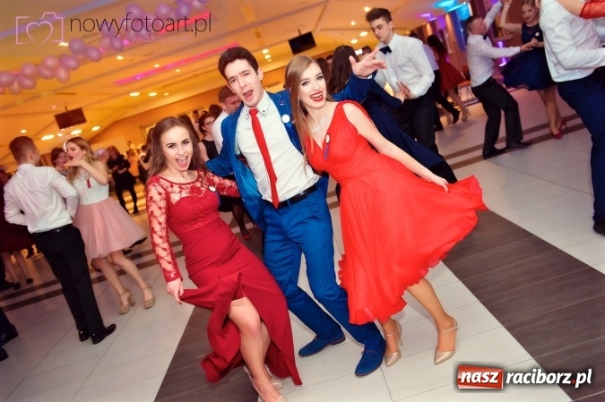 Zdjęcie w galerii na portalu naszraciborz.pl: Tak to było w Zakrzowie, czyli wspomnienie studniówki maturzystów II LO wiadomości z regionu