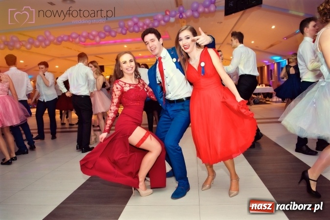 Zdjęcie w galerii na portalu naszraciborz.pl: Tak to było w Zakrzowie, czyli wspomnienie studniówki maturzystów II LO wiadomości z regionu