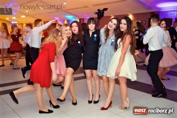 Zdjęcie w galerii na portalu naszraciborz.pl: Tak to było w Zakrzowie, czyli wspomnienie studniówki maturzystów II LO wiadomości z regionu