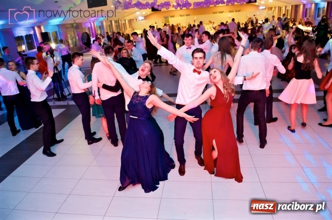 Zdjęcie w galerii na portalu naszraciborz.pl: Tak to było w Zakrzowie, czyli wspomnienie studniówki maturzystów II LO wiadomości z regionu