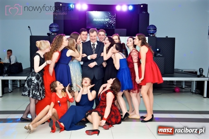 Zdjęcie w galerii na portalu naszraciborz.pl: Tak to było w Zakrzowie, czyli wspomnienie studniówki maturzystów II LO wiadomości z regionu