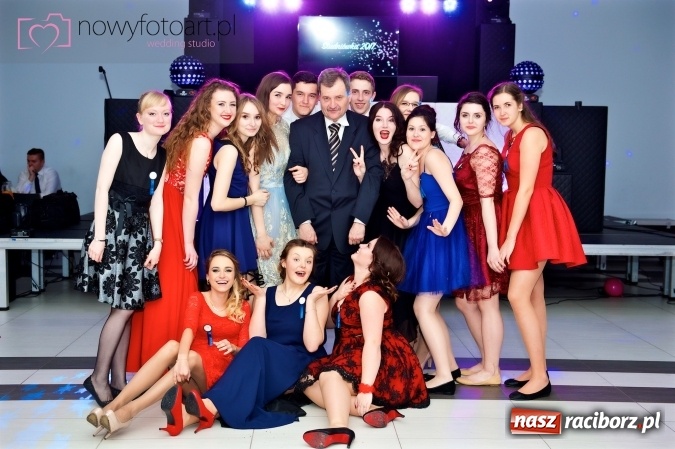 Zdjęcie w galerii na portalu naszraciborz.pl: Tak to było w Zakrzowie, czyli wspomnienie studniówki maturzystów II LO wiadomości z regionu