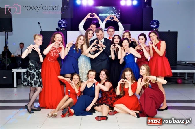 Zdjęcie w galerii na portalu naszraciborz.pl: Tak to było w Zakrzowie, czyli wspomnienie studniówki maturzystów II LO wiadomości z regionu