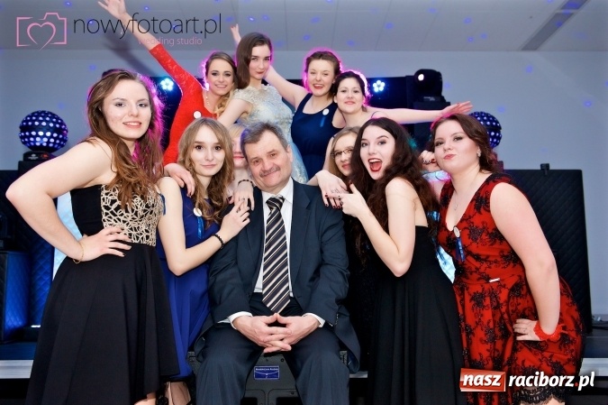 Zdjęcie w galerii na portalu naszraciborz.pl: Tak to było w Zakrzowie, czyli wspomnienie studniówki maturzystów II LO wiadomości z regionu