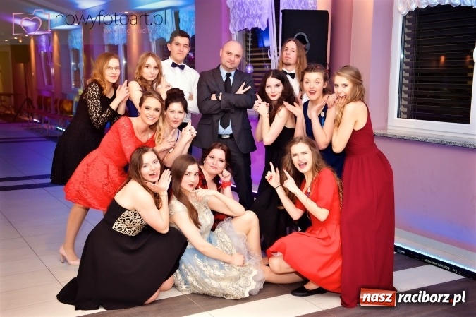 Zdjęcie w galerii na portalu naszraciborz.pl: Tak to było w Zakrzowie, czyli wspomnienie studniówki maturzystów II LO wiadomości z regionu