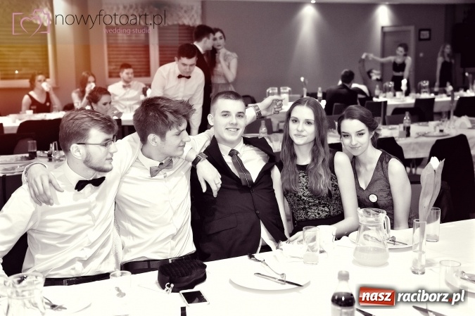 Zdjęcie w galerii na portalu naszraciborz.pl: Tak to było w Zakrzowie, czyli wspomnienie studniówki maturzystów II LO wiadomości z regionu