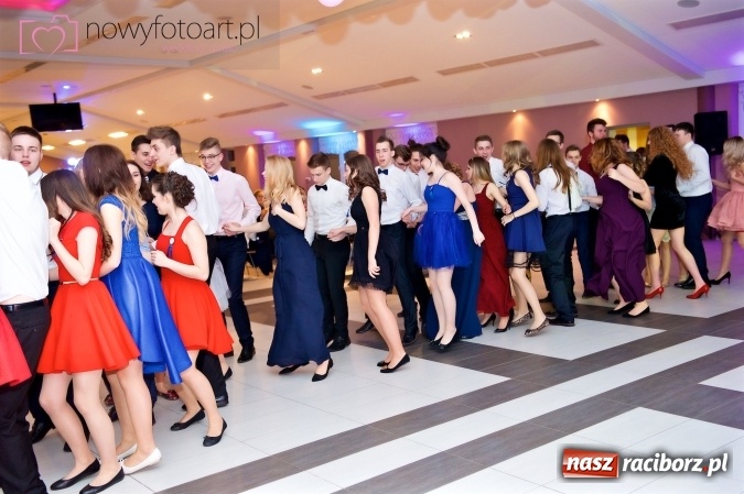 Zdjęcie w galerii na portalu naszraciborz.pl: Tak to było w Zakrzowie, czyli wspomnienie studniówki maturzystów II LO wiadomości z regionu