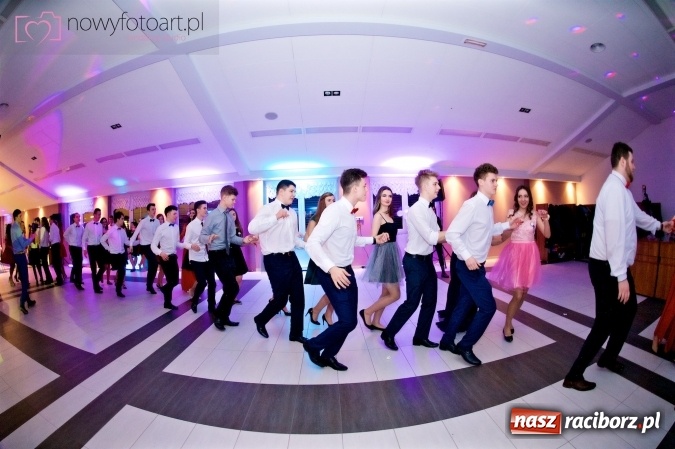 Zdjęcie w galerii na portalu naszraciborz.pl: Tak to było w Zakrzowie, czyli wspomnienie studniówki maturzystów II LO wiadomości z regionu