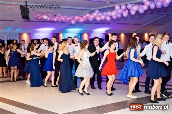 Zdjęcie w galerii na portalu naszraciborz.pl: Tak to było w Zakrzowie, czyli wspomnienie studniówki maturzystów II LO wiadomości z regionu