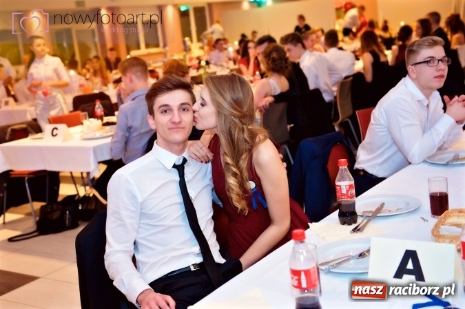 Zdjęcie w galerii na portalu naszraciborz.pl: Tak to było w Zakrzowie, czyli wspomnienie studniówki maturzystów II LO wiadomości z regionu