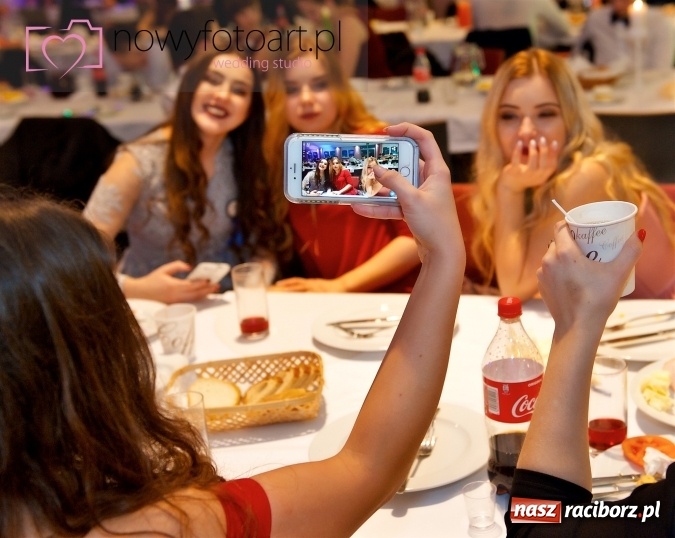 Zdjęcie w galerii na portalu naszraciborz.pl: Tak to było w Zakrzowie, czyli wspomnienie studniówki maturzystów II LO wiadomości z regionu