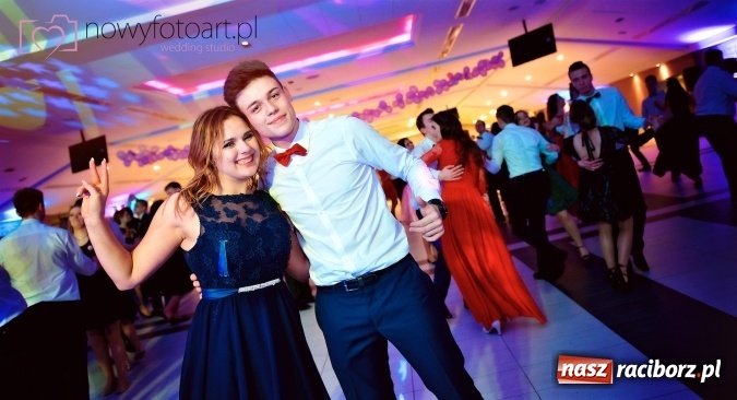 Zdjęcie w galerii na portalu naszraciborz.pl: Tak to było w Zakrzowie, czyli wspomnienie studniówki maturzystów II LO wiadomości z regionu