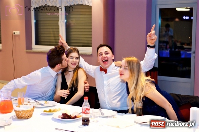 Zdjęcie w galerii na portalu naszraciborz.pl: Tak to było w Zakrzowie, czyli wspomnienie studniówki maturzystów II LO wiadomości z regionu