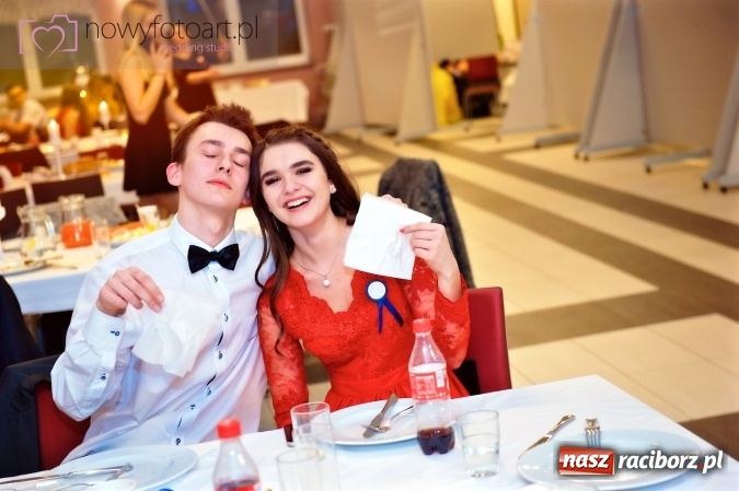 Zdjęcie w galerii na portalu naszraciborz.pl: Tak to było w Zakrzowie, czyli wspomnienie studniówki maturzystów II LO wiadomości z regionu