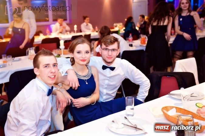 Zdjęcie w galerii na portalu naszraciborz.pl: Tak to było w Zakrzowie, czyli wspomnienie studniówki maturzystów II LO wiadomości z regionu