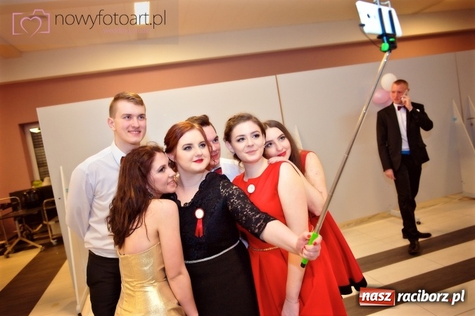 Zdjęcie w galerii na portalu naszraciborz.pl: Tak to było w Zakrzowie, czyli wspomnienie studniówki maturzystów II LO wiadomości z regionu