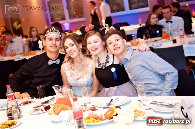 Zdjęcie w galerii na portalu naszraciborz.pl: Tak to było w Zakrzowie, czyli wspomnienie studniówki maturzystów II LO wiadomości z regionu