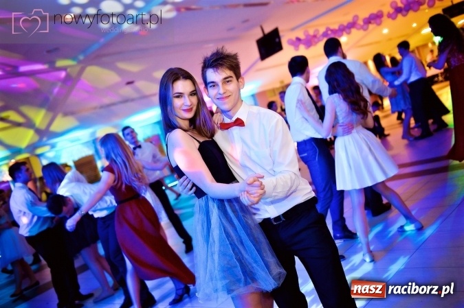 Zdjęcie w galerii na portalu naszraciborz.pl: Tak to było w Zakrzowie, czyli wspomnienie studniówki maturzystów II LO wiadomości z regionu