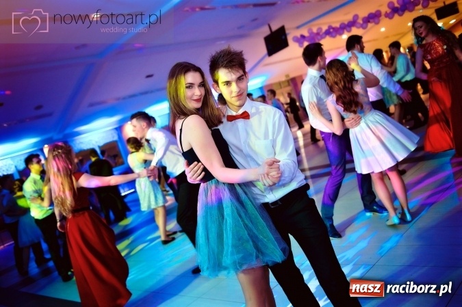 Zdjęcie w galerii na portalu naszraciborz.pl: Tak to było w Zakrzowie, czyli wspomnienie studniówki maturzystów II LO wiadomości z regionu