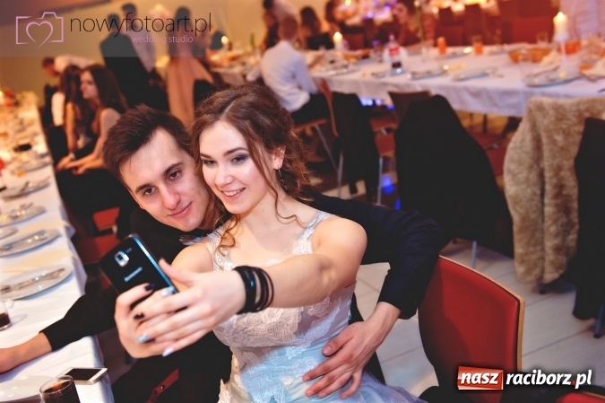 Zdjęcie w galerii na portalu naszraciborz.pl: Tak to było w Zakrzowie, czyli wspomnienie studniówki maturzystów II LO wiadomości z regionu