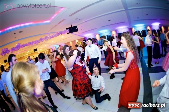 Zdjęcie w galerii na portalu naszraciborz.pl: Tak to było w Zakrzowie, czyli wspomnienie studniówki maturzystów II LO wiadomości z regionu