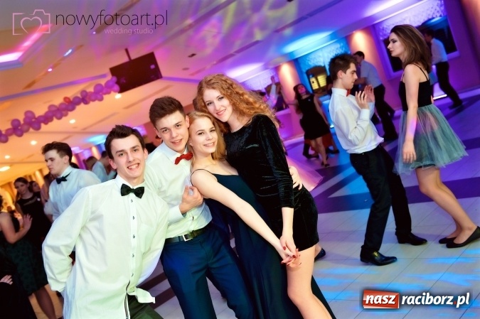 Zdjęcie w galerii na portalu naszraciborz.pl: Tak to było w Zakrzowie, czyli wspomnienie studniówki maturzystów II LO wiadomości z regionu