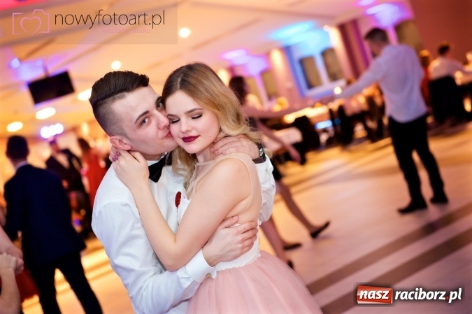 Zdjęcie w galerii na portalu naszraciborz.pl: Tak to było w Zakrzowie, czyli wspomnienie studniówki maturzystów II LO wiadomości z regionu