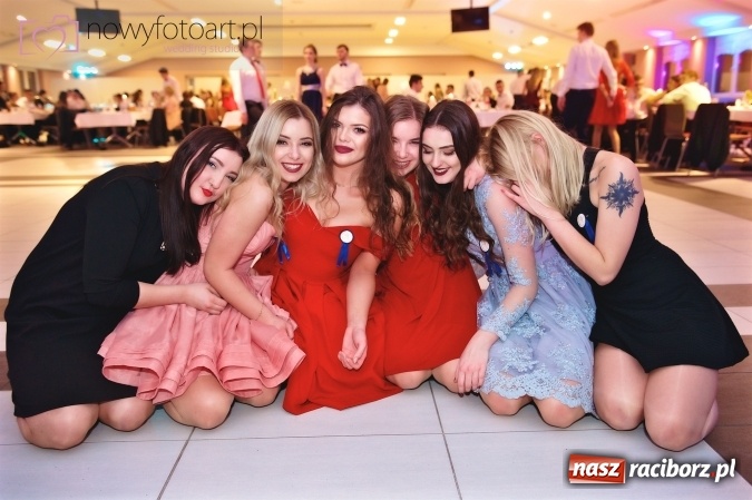 Zdjęcie w galerii na portalu naszraciborz.pl: Tak to było w Zakrzowie, czyli wspomnienie studniówki maturzystów II LO wiadomości z regionu