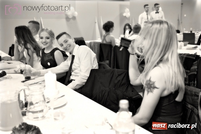 Zdjęcie w galerii na portalu naszraciborz.pl: Tak to było w Zakrzowie, czyli wspomnienie studniówki maturzystów II LO wiadomości z regionu