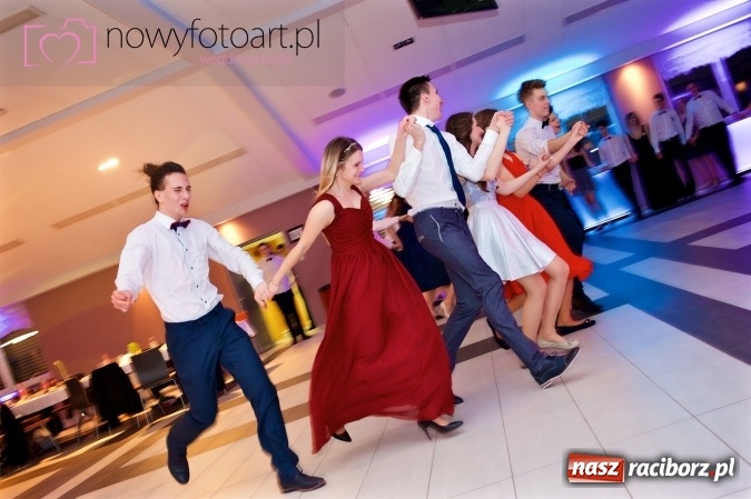 Zdjęcie w galerii na portalu naszraciborz.pl: Tak to było w Zakrzowie, czyli wspomnienie studniówki maturzystów II LO wiadomości z regionu