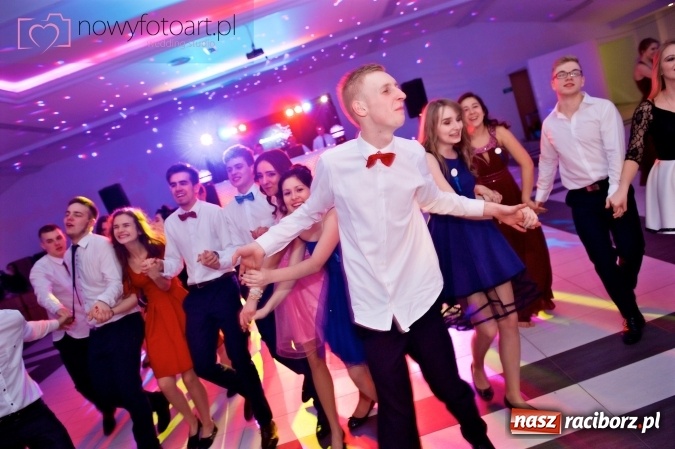 Zdjęcie w galerii na portalu naszraciborz.pl: Tak to było w Zakrzowie, czyli wspomnienie studniówki maturzystów II LO wiadomości z regionu