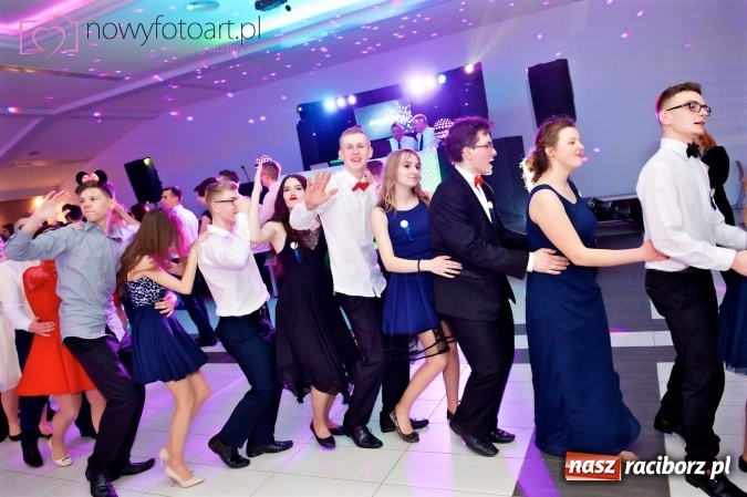 Zdjęcie w galerii na portalu naszraciborz.pl: Tak to było w Zakrzowie, czyli wspomnienie studniówki maturzystów II LO wiadomości z regionu