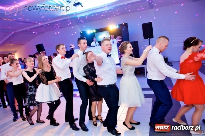 Zdjęcie w galerii na portalu naszraciborz.pl: Tak to było w Zakrzowie, czyli wspomnienie studniówki maturzystów II LO wiadomości z regionu