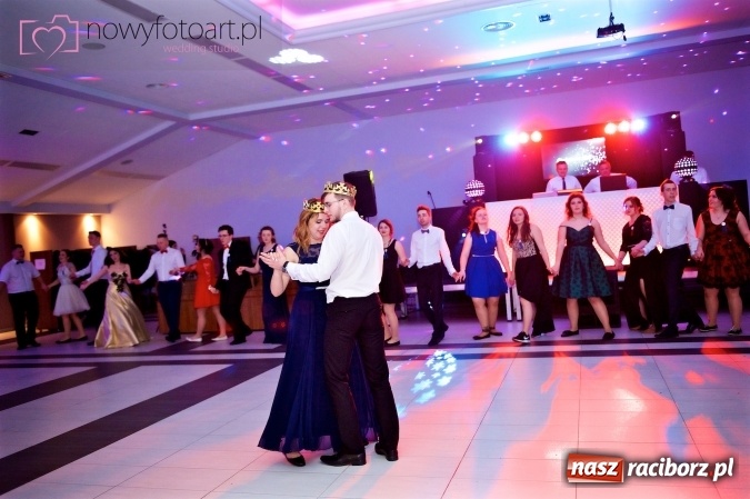 Zdjęcie w galerii na portalu naszraciborz.pl: Tak to było w Zakrzowie, czyli wspomnienie studniówki maturzystów II LO wiadomości z regionu