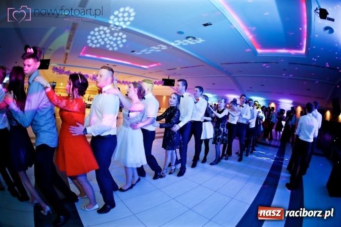 Zdjęcie w galerii na portalu naszraciborz.pl: Tak to było w Zakrzowie, czyli wspomnienie studniówki maturzystów II LO wiadomości z regionu