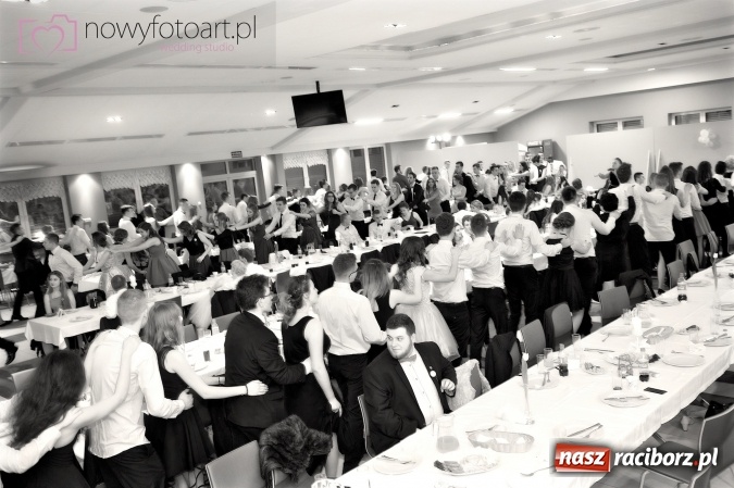 Zdjęcie w galerii na portalu naszraciborz.pl: Tak to było w Zakrzowie, czyli wspomnienie studniówki maturzystów II LO wiadomości z regionu